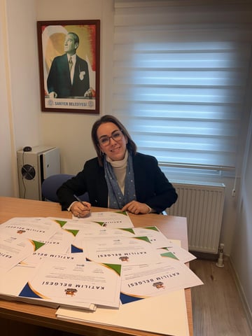Katılım belgelerini imzalarken