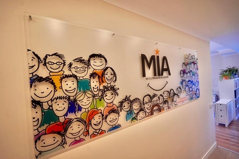 MİA duvar panosu ve MİA logosu