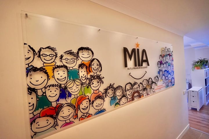 MİA duvar panosu ve MİA logosu